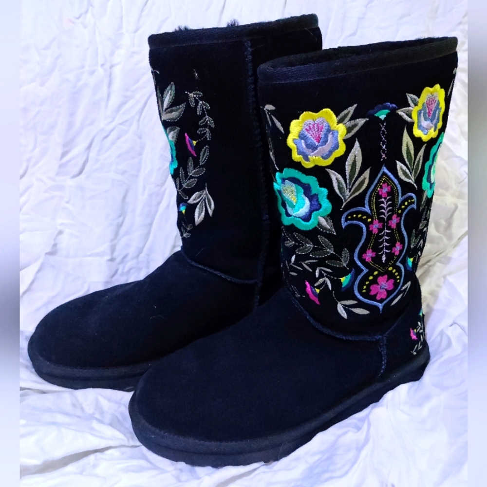 Black embroidered Juliette UGG boots size 8 Excellent condition